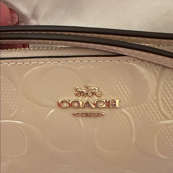 🌸 Coach NWT Chalk Corner Zip Wristlet In Signature Leather With Heart Charm - Picture 5 of 8